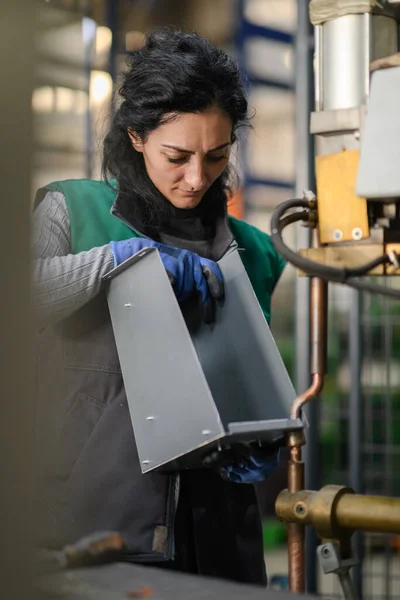 Una Mujer Que Trabaja Una Moderna Fábrica Metal Ensambla Piezas —  Fotos de Stock