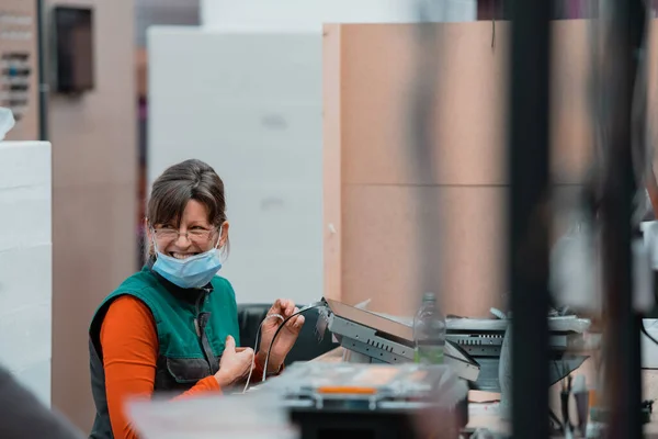 Een Vrouw Die Een Stoel Zit Een Scherm Monteert Voor — Stockfoto