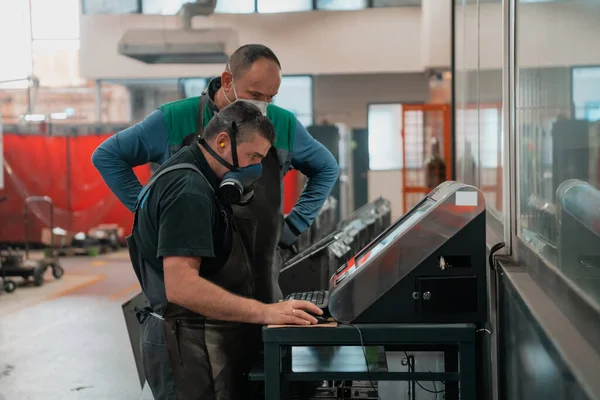 Två Arbetare Som Bär Ansiktsmask Grund Coronaviruspandemi Programmerar Modern Cnc — Stockfoto