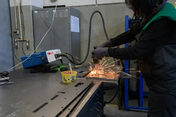 Una Mujer Que Trabaja Moderna Industria Producción Procesamiento Metales Suelda — Foto de Stock