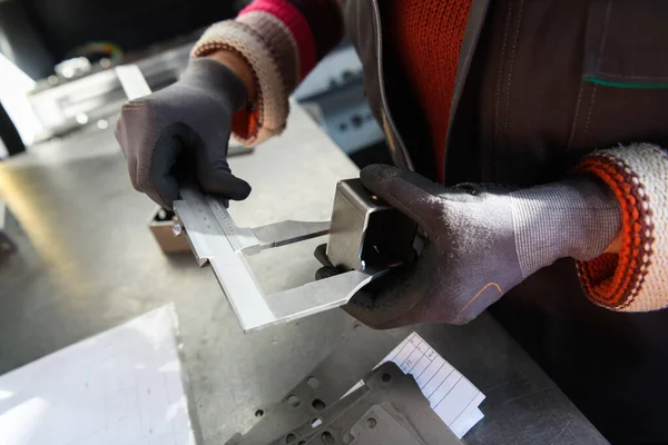 Uma Mulher Que Trabalha Uma Fábrica Moderna Para Produção Processamento — Fotografia de Stock