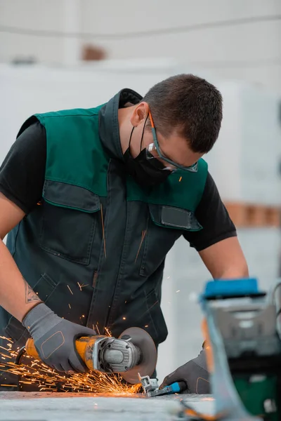 Fábrica Engenharia Indústria Pesada Interior Com Trabalhador Industrial Usando Moedor — Fotografia de Stock