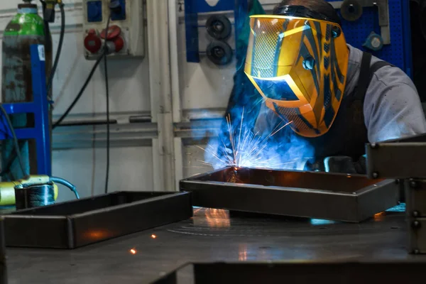 Professionell Svetsare Utför Arbete Med Metalldelar Fabrik Gnistor Och Banderoll — Stockfoto