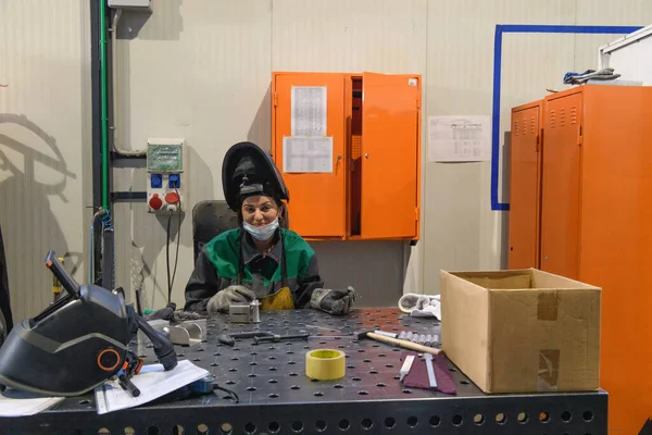 Una Mujer Empleada Una Fábrica Moderna Para Producción Procesamiento Metales —  Fotos de Stock