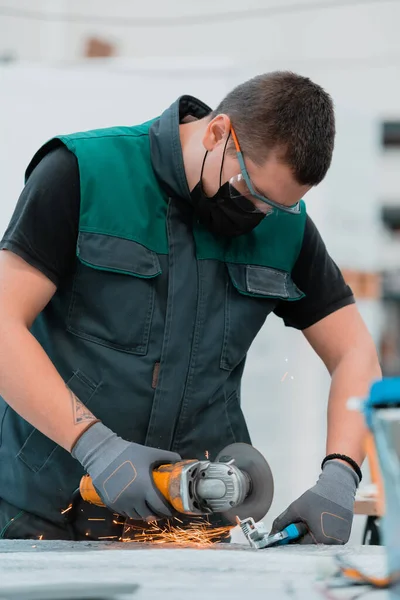 Nehézipari Mérnöki Gyár Belsőépítészet Ipari Dolgozókkal Angle Grinder Használatával Egy — Stock Fotó