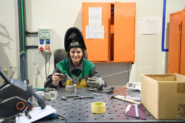 Une Femme Employée Dans Une Usine Moderne Pour Production Traitement — Photo