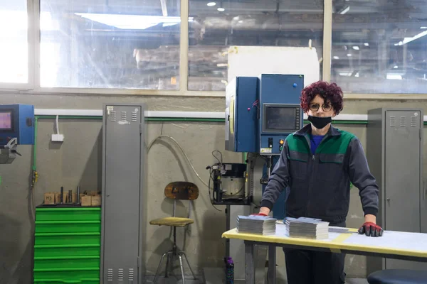 Femme Travaillant Dans Une Usine Moderne Préparant Matériel Pour Une — Photo