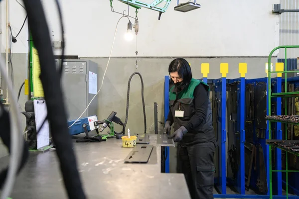 Una Mujer Que Trabaja Moderna Industria Producción Procesamiento Metales Soldando —  Fotos de Stock