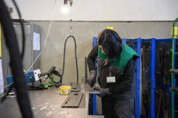 Una Mujer Que Trabaja Moderna Industria Producción Procesamiento Metales Soldando —  Fotos de Stock