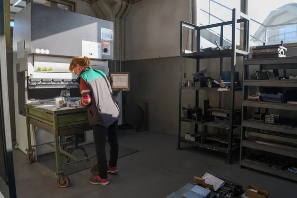 Kobieta Pracująca Nowoczesnej Fabryce Przygotowująca Materiał Maszyny Cnc Tak Wysokiej — Zdjęcie stockowe
