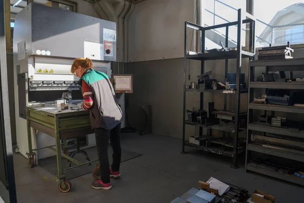 Femme Travaillant Dans Une Usine Moderne Préparant Matériel Pour Une — Photo