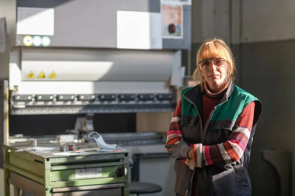 Porträtt Kvinna Som Står Framför Cnc Maskin Goggles Och Arbetar — Stockfoto