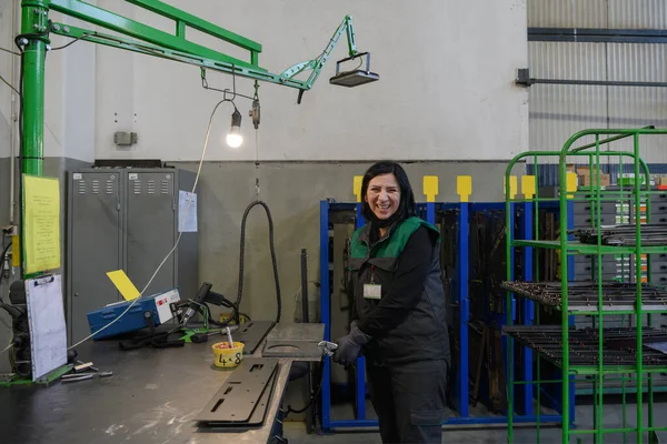 Una Mujer Que Trabaja Moderna Industria Producción Procesamiento Metales Suelda —  Fotos de Stock