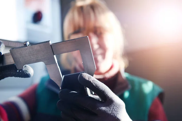 金属の製造と処理のための近代的な工場で働く女性は Cnc機械の処理に行く材料を準備し 測定します 高品質の写真 — ストック写真