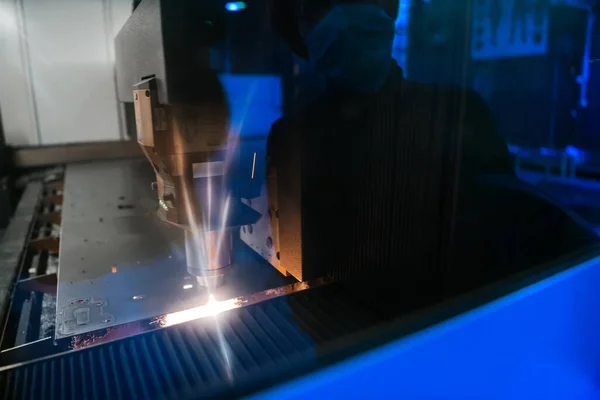 Jiskry Vyletí Hlavy Stroje Pro Zpracování Kovů Laserovým Kovem Pozadí — Stock fotografie