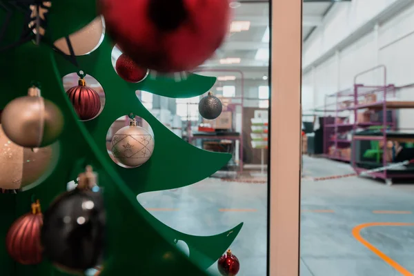 Ofisinde Çelenk Olan Bir Noel Ağacı Yüksek Kalite Fotoğraf — Stok fotoğraf