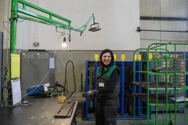 一位在现代金属生产和加工行业工作的妇女焊接该产品 并准备将其用于数控机床 高质量的照片 — 图库照片