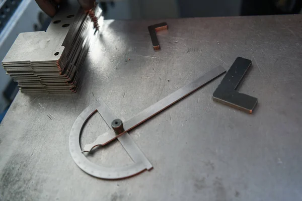 Uma Ferramenta Profissional Para Medir Plotando Peças Metal Processadas Uma — Fotografia de Stock