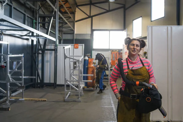 Портрет Женщины Сварщика Держащей Шлем Готовящейся Рабочему Дню Металлообрабатывающей Промышленности — стоковое фото