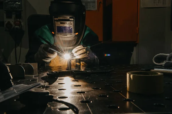 現代の工場で使用される女性は 仕事の均一な溶接金属材料中の金属の製造と処理のために 高品質の写真 — ストック写真