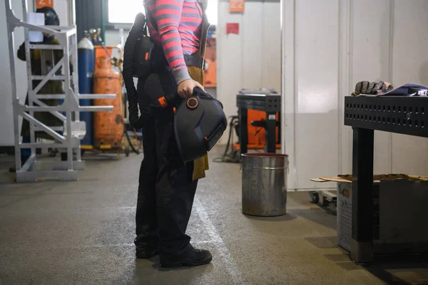 산업에서 일하기 헬멧을 준비하고 용접공의 고품질 — 스톡 사진