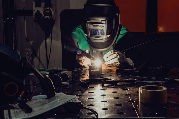 Una Donna Impiegata Una Moderna Fabbrica Produzione Lavorazione Metalli Lavoro — Foto Stock