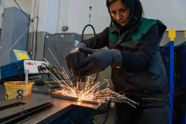 Una Mujer Que Trabaja Moderna Industria Producción Procesamiento Metales Suelda —  Fotos de Stock