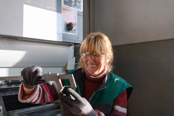 Una Mujer Que Trabaja Una Fábrica Moderna Para Producción Procesamiento —  Fotos de Stock