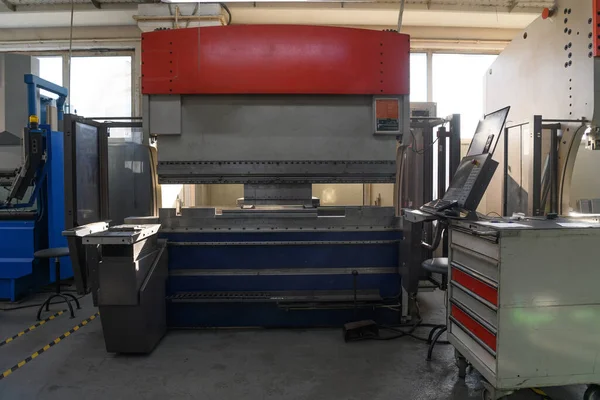 CNC Plazma kesici makinesi büyük metal endüstriyel salonda. Yüksek kalite fotoğraf