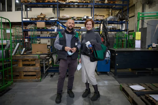 Industriële Werknemers Met Gezichtsmaskers Beschermd Tegen Coronavirus Bespreken Productie Fabriek — Stockfoto