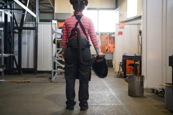 Eine Schweißerin Die Sich Auf Einen Arbeitstag Der Metallverarbeitenden Industrie — Stockfoto