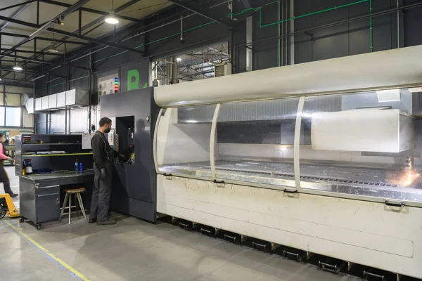 Akıllı bir fabrika işçisi ya da mühendisi salgın yüzünden maske takar ve bir üretim atölyesinde makine yapar. Endüstri ve mühendislik kavramı. Yüksek kalite fotoğraf