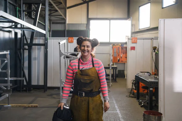 Elinde Kask Tutan Metal Endüstrisinde Çalışmaya Hazırlanan Bir Kadın Kaynakçının — Stok fotoğraf