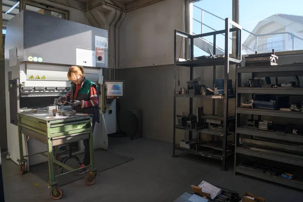 Frau Arbeitet Einer Modernen Fabrik Und Bereitet Material Für Eine — Stockfoto