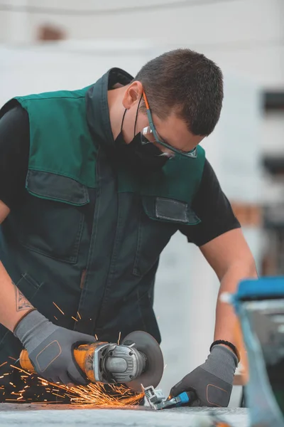 Těžký Průmysl Engineering Factory Interiér Průmyslovým Pracovníkem Pomocí Úhlové Brusky — Stock fotografie