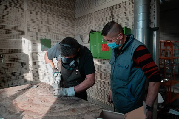 Industriellt Arbete Pandemi Två Män Arbetar Heavy Metal Fabrik Bär — Stockfoto