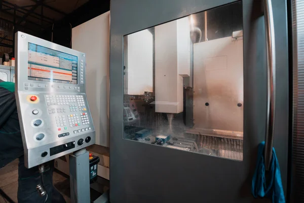 Ekranda detayların resmi olan CNC kontrol paneli. Yüksek kalite fotoğraf