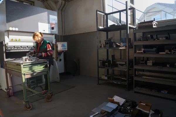 Vrouw Werken Een Moderne Fabriek Het Voorbereiden Van Materiaal Voor — Stockfoto