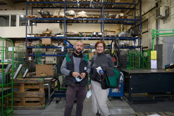 Industriële Werknemers Met Gezichtsmaskers Beschermd Tegen Coronavirus Bespreken Productie Fabriek — Stockfoto