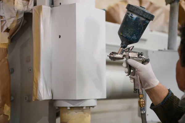 Een Arbeider Schilderen Naar Mechanisch Deel Met Airless Spray Hoge — Stockfoto