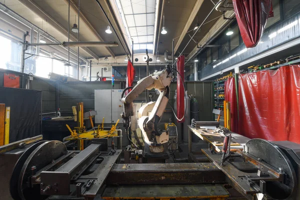 Braço Mecânico Robô Soldagem Automática Está Trabalhando Fábrica Peças Automóvel — Fotografia de Stock