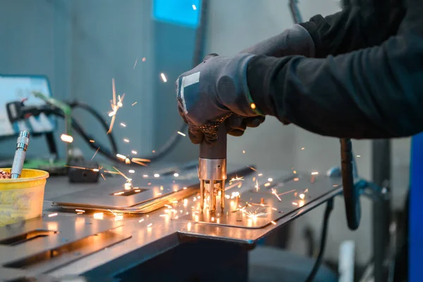 Woman Working Modern Metal Production Processing Industry Welds Product Prepares — Stock Photo, Image