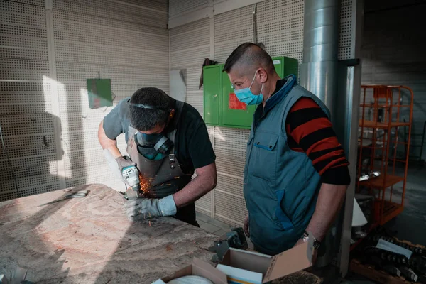 Trabalho Industrial Durante Uma Pandemia Dois Homens Trabalham Uma Fábrica — Fotografia de Stock