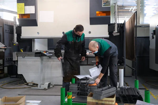 两名工人在一家现代化工厂工作 并为数控机床准备了一套程序和材料 高质量的照片 — 图库照片