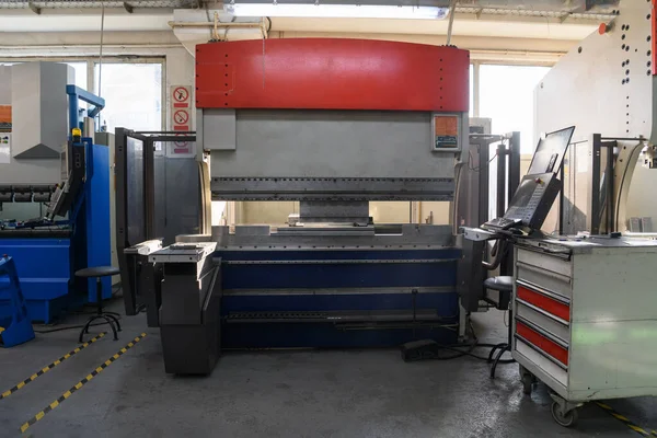 Makine mühendisliği ekipmanları ve makineler için modern endüstriyel fabrika bir üretim salonu üretiyor. Yüksek Kalite Fotoğraf