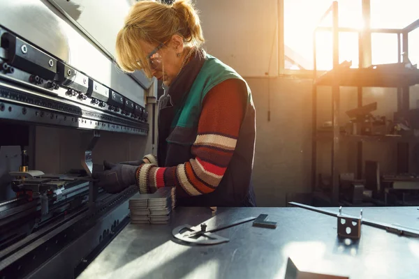 Mujer Que Trabaja Una Fábrica Moderna Preparación Material Para Una —  Fotos de Stock