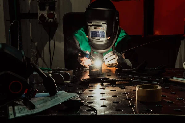 プロの溶接機は 火花や電気で金属部品を使用して作業を実行します 産業労働者のバナー 高品質の写真 — ストック写真