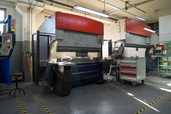 Makine mühendisliği ekipmanları ve makineler için modern endüstriyel fabrika bir üretim salonu üretiyor. Yüksek Kalite Fotoğraf
