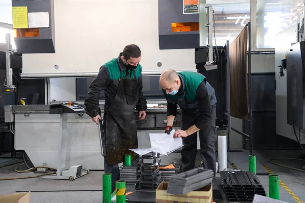 两名工人在一家现代化工厂工作 并为数控机床准备了一套程序和材料 高质量的照片 — 图库照片