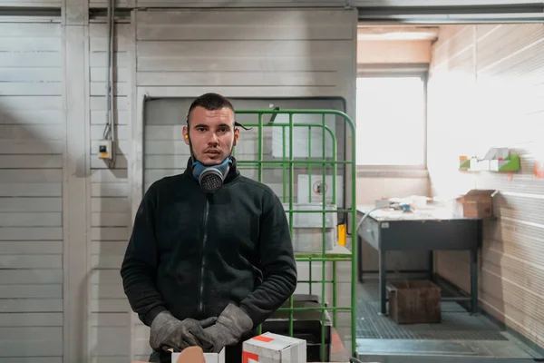 Hombre Trabajando Una Fábrica Usando Una Máscara Facial Guantes Trabajando — Foto de Stock